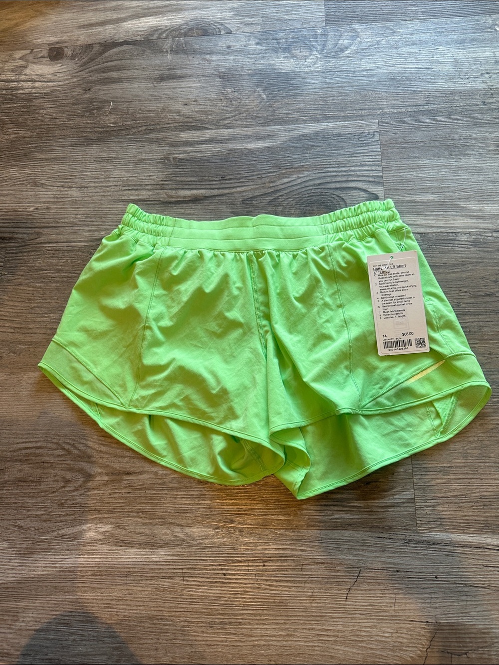 NEW with tags! Lululemon Hotty Hot Low-Rise Lined Short 4" Scream Green Light